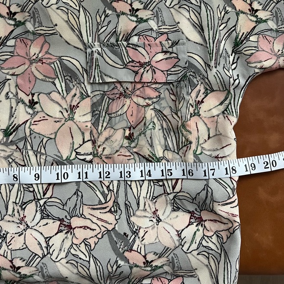 Zara shirt. Floral print. Size M. Waist:18” Length: 23” - Picture 4 of 5
